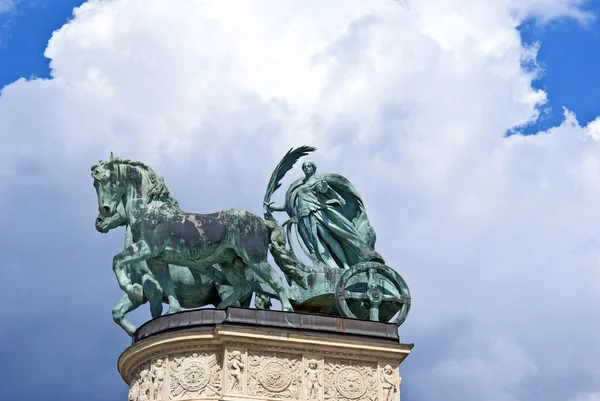Statue of iron at Heroes' Square in Budapest, Hungary — Stock Photo, Image