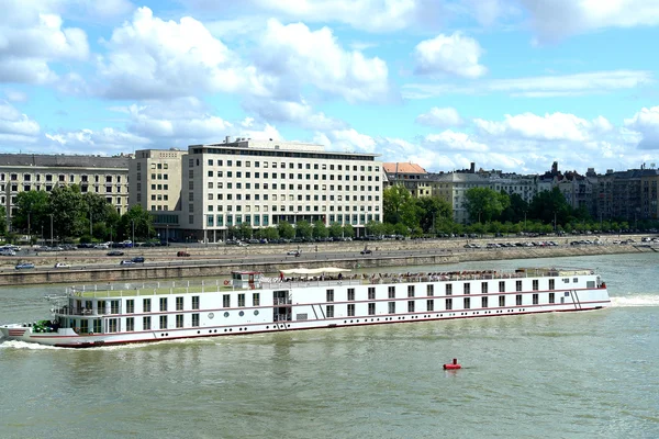 Flussschiff auf der Donau, Ungarn — Stockfoto