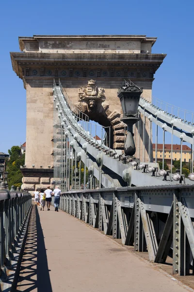 El famoso Puente de las Cadenas sobre el Danubio en Budapest, Hungría, Europa — Foto de Stock