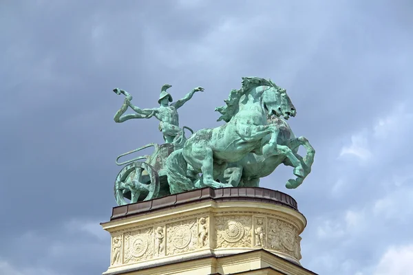 Statue of iron at Heroes' Square in Budapest, Hungary — Stock Photo, Image