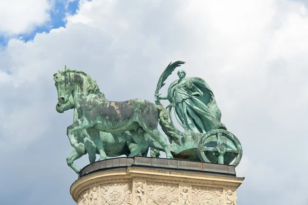铁在匈牙利首都布达佩斯的英雄广场的雕像 — 图库照片