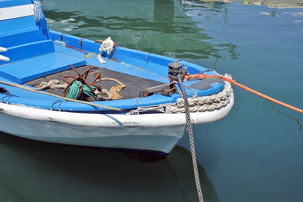 Традиционная небольшая лодка у побережья — стоковое фото