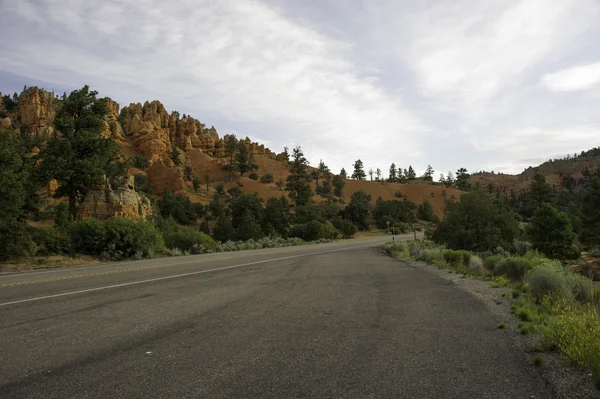 Ampla estrada colinas no fundo — Fotografia de Stock