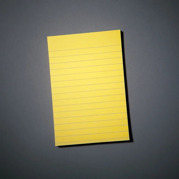 Κίτρινο χαρτί κολλώδη σχετικά με γκρι — Φωτογραφία Αρχείου