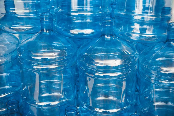 Grandes garrafas de água vazias no armazém — Fotografia de Stock
