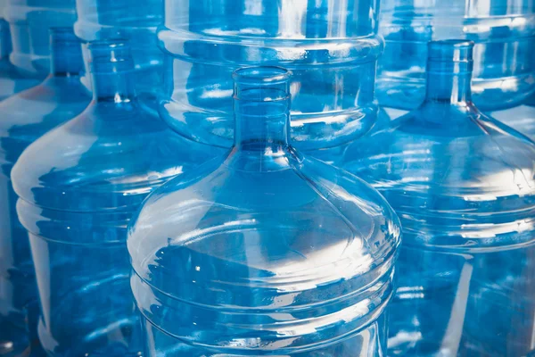 Grote lege flessen water in magazijn — Stockfoto