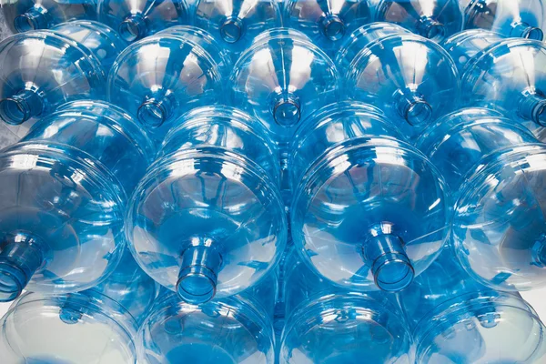 Große leere Wasserflaschen im Lager — Stockfoto