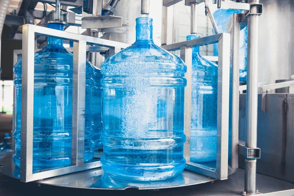 Dricka vatten produktionslinje — Stockfoto