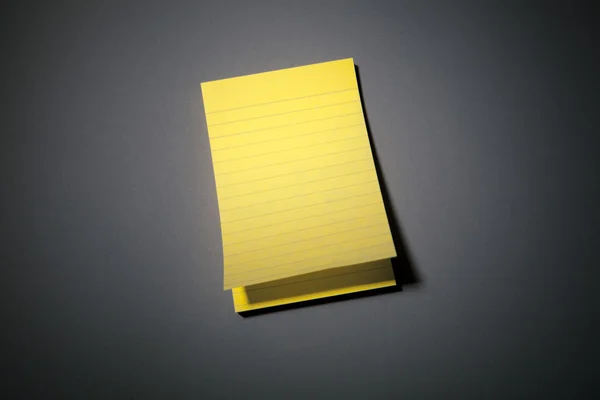 Yellow sticky paper on grey — Stock Photo, Image