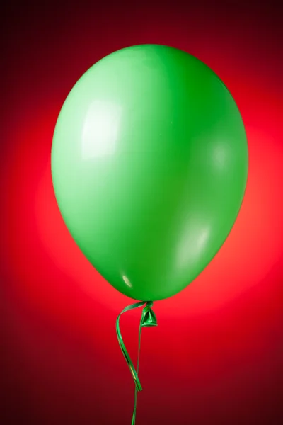 Uroczysty zielony balon — Zdjęcie stockowe