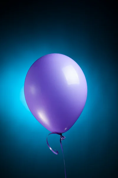 Festlicher lila Luftballon — Stockfoto