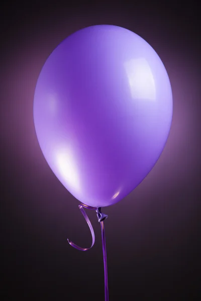Festlicher lila Luftballon — Stockfoto