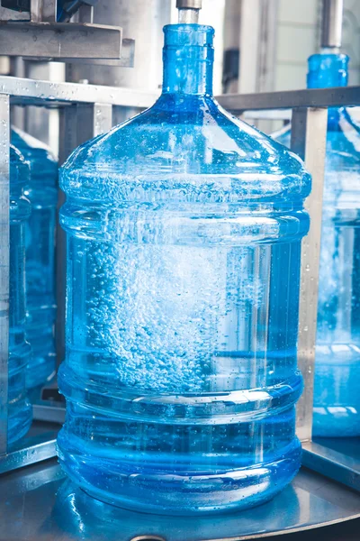 Dricka vatten produktionslinje — Stockfoto