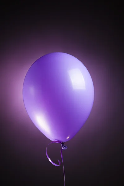Feestelijke paarse ballon — Stockfoto