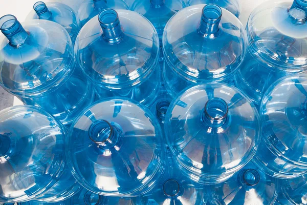 Великі порожні пляшки води на складі — стокове фото
