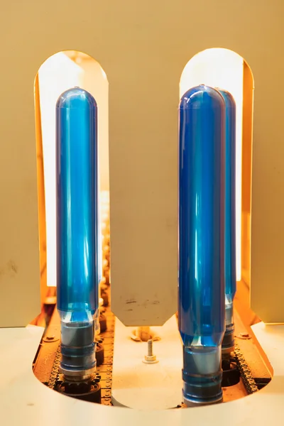 Grandes garrafas de plástico máquina de moldagem — Fotografia de Stock
