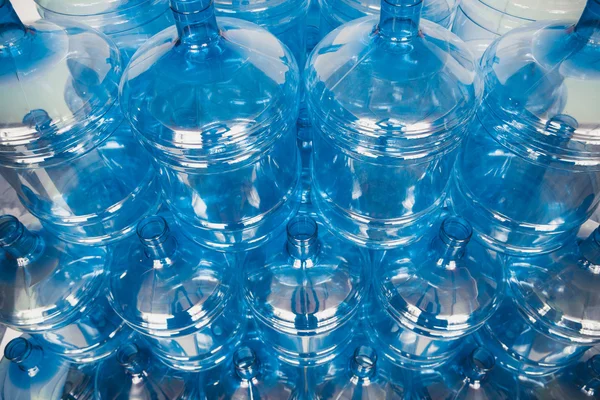 Великі порожні пляшки води на складі — стокове фото