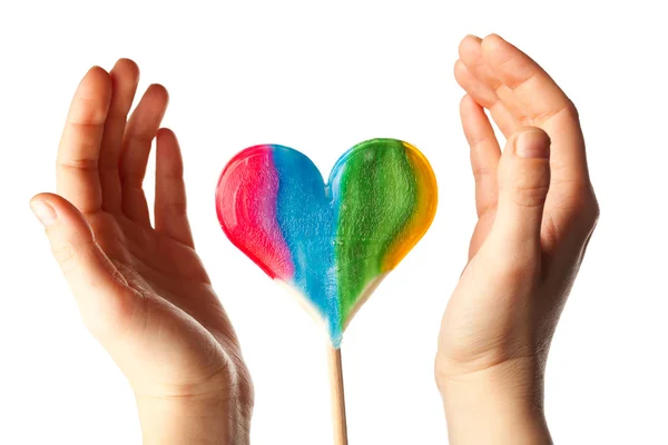 Handen omringende lollipop hart — Stockfoto