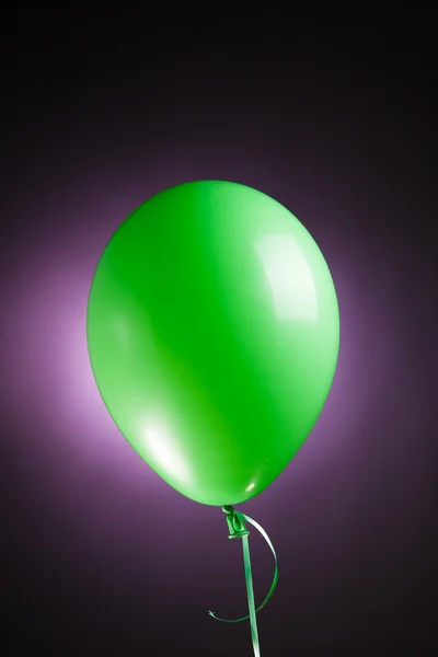 Festlicher grüner Luftballon — Stockfoto