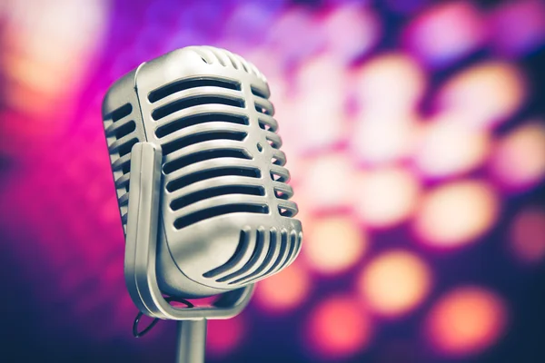 Retro mikrofon na fioletowym tle dyskoteka — Zdjęcie stockowe