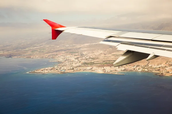 Wing of airplane, island approach — Stock Photo, Image