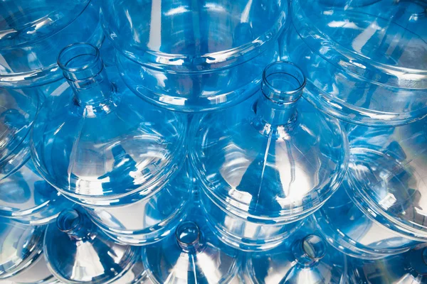 Большие пустые бутылки воды на складе — стоковое фото
