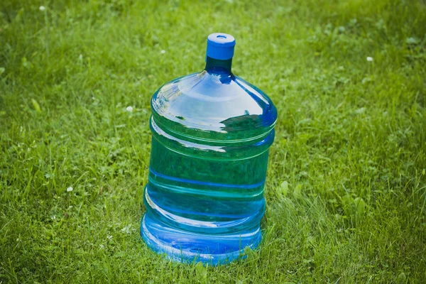 水大瓶上绿草背景 — 图库照片