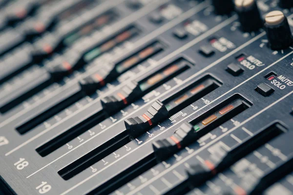 Studio mixer knoppen en schuifregelaars — Stockfoto
