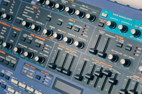 Studio geluidsprocessor met de knoppen en schuifregelaars — Stockfoto