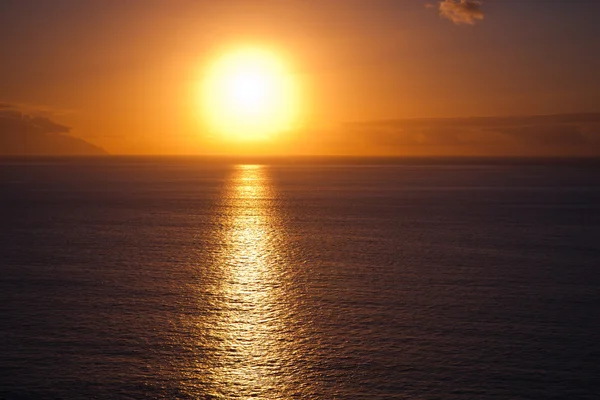Nydelig solnedgang ved sjøbunn. – stockfoto