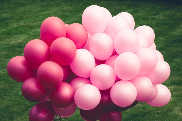 Balões roxos em verde — Fotografia de Stock