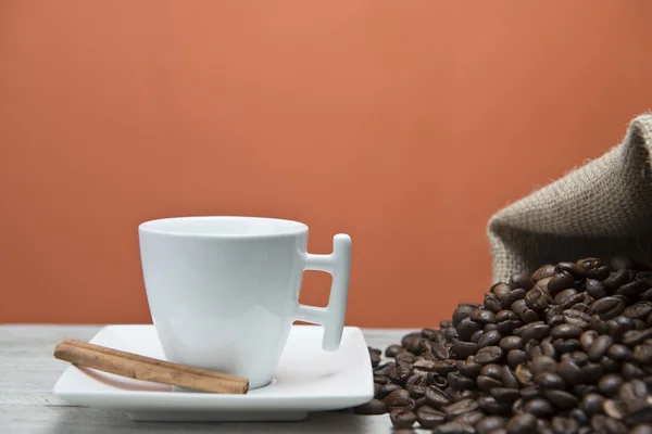 Kaffee und ein Sack Bohnen. — Stockfoto