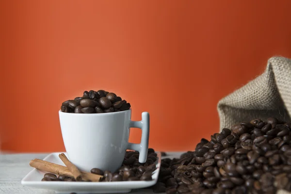 Tasse Kaffee voller Bohnen. — Stockfoto