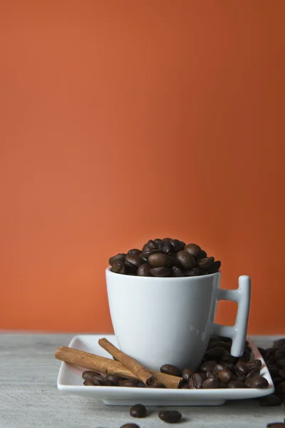 Kaffe och en orange kopiera utrymme. — Stockfoto