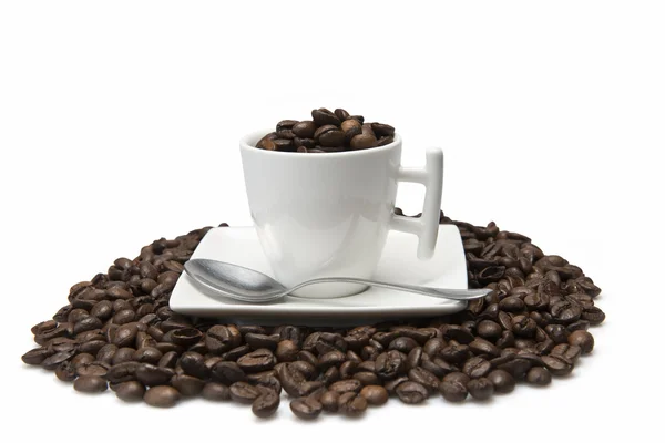 Kopp full med kaffebönor. — Stockfoto