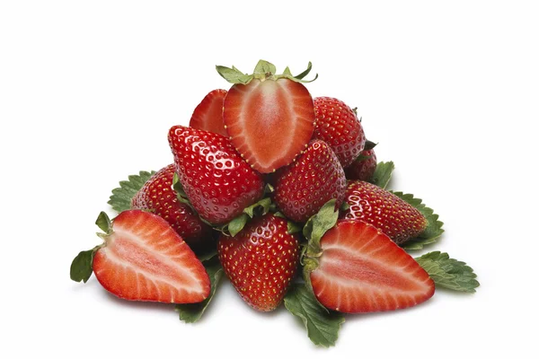 Căpșuni și unele tăiate . — Fotografie, imagine de stoc
