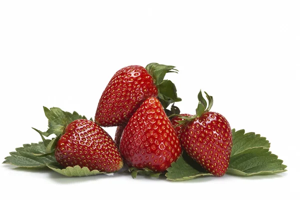 Färska jordgubbar med blad. — Stockfoto