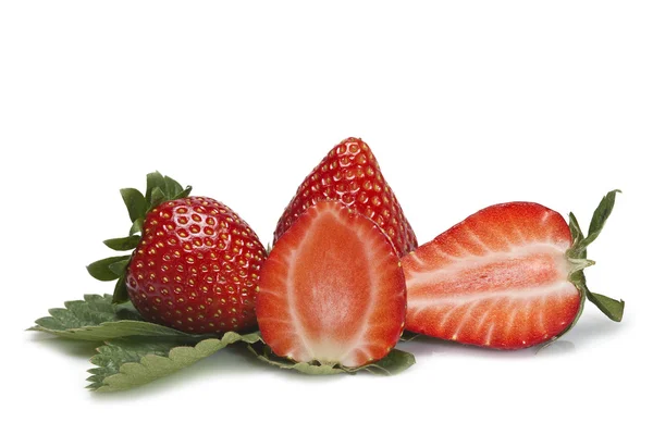 Zwei Erdbeeren und zwei Hälften. — Stockfoto