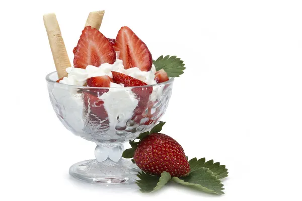 草莓和奶油甜点 — 图库照片