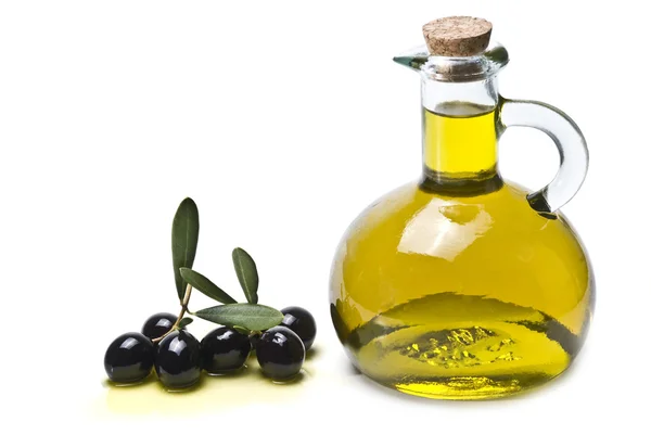 Zwarte olijven en olie. — Stockfoto