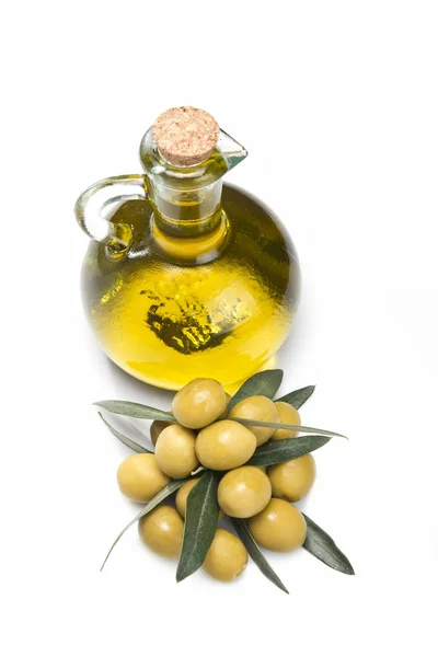 Butelka oliwy i oliwki. — Zdjęcie stockowe