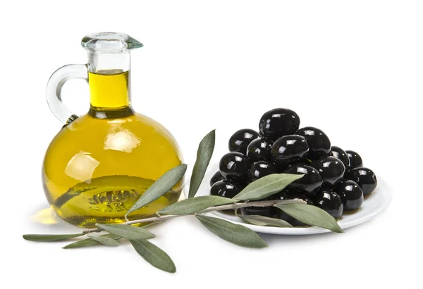 Ein Teller mit schwarzen Oliven und Öl. — Stockfoto