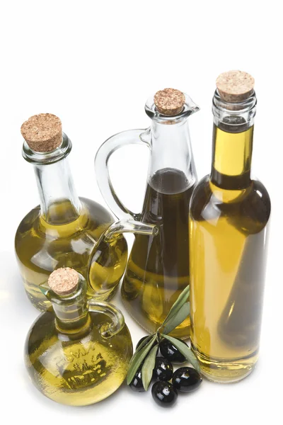 Set de botellas de aceite de oliva y aceitunas negras . —  Fotos de Stock