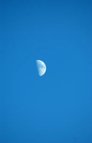 Demi Lune Sur Ciel Bleu — Photo