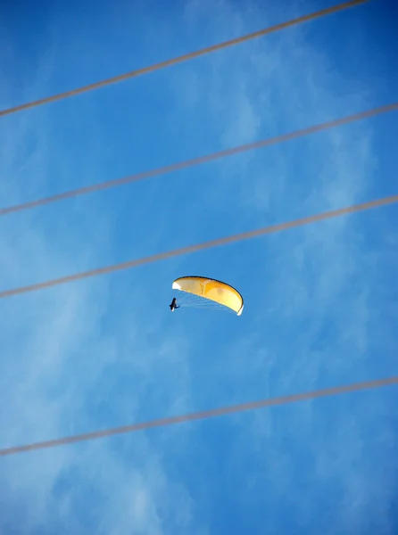 푸른 하늘에 패러글라이더 — 스톡 사진