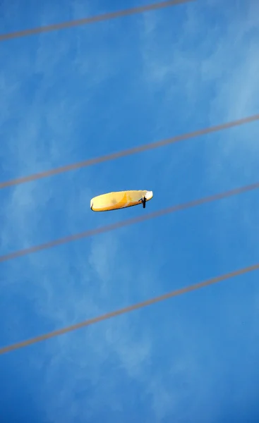 Yamaçparaşütü üzerinde mavi bir gökyüzü — Stok fotoğraf