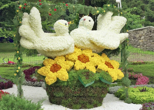 Tuin bloemen pop witte duiven — Stockfoto
