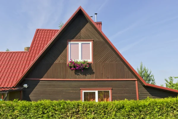 Kırmızı sabah köy ev çatı — Stok fotoğraf