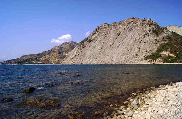 Praia com rocha na ilha Zakynthos — Fotografia de Stock