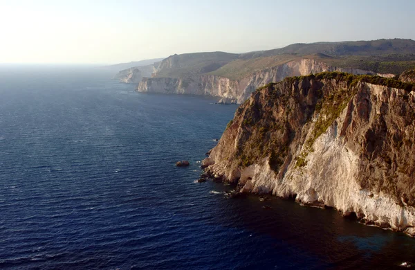 Kyst med klippe på øya Zakynthos – stockfoto
